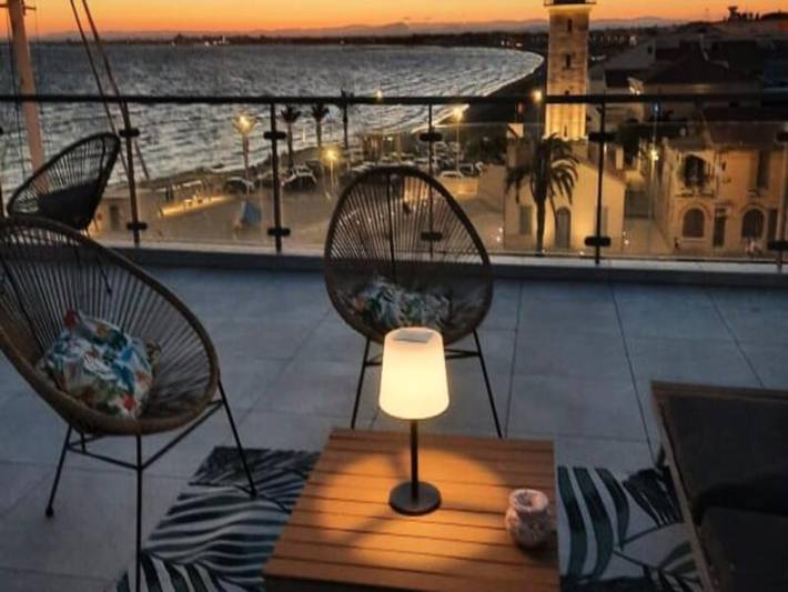 Gîte pour 6 personnes, avec terrasse, animaux acceptés dans Le Vieux Phare Du Grau Du Roi