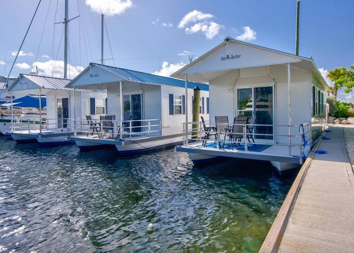 Hôtel pour 4 personnes, avec piscine et terrasse ainsi que vue et vue sur le lac, animaux acceptés