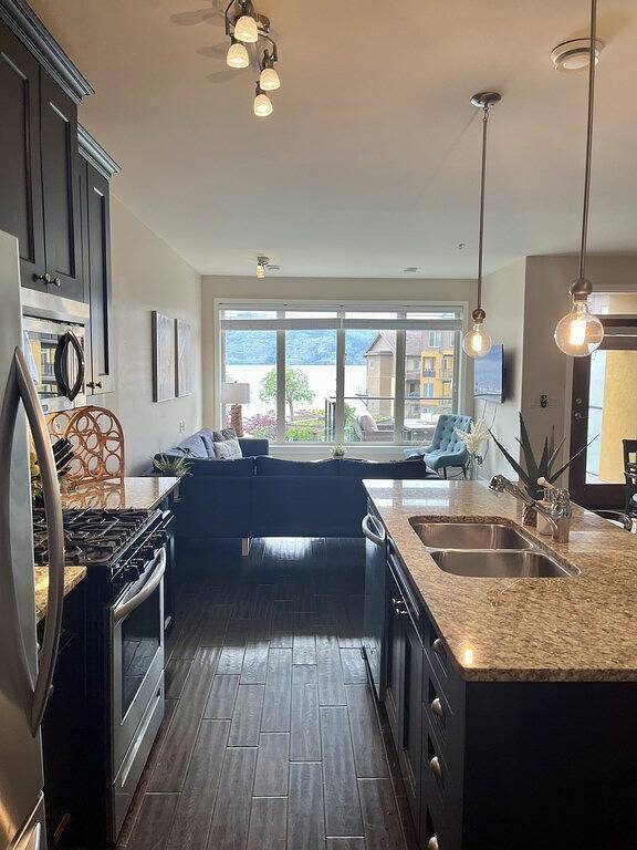 Ganze Wohnung, Okanagan Lake Beachfront Penthouse. 2 Bedrooms + den, 3 bath. Boatslip Option. in West Kelowna, Crystal Mountain
