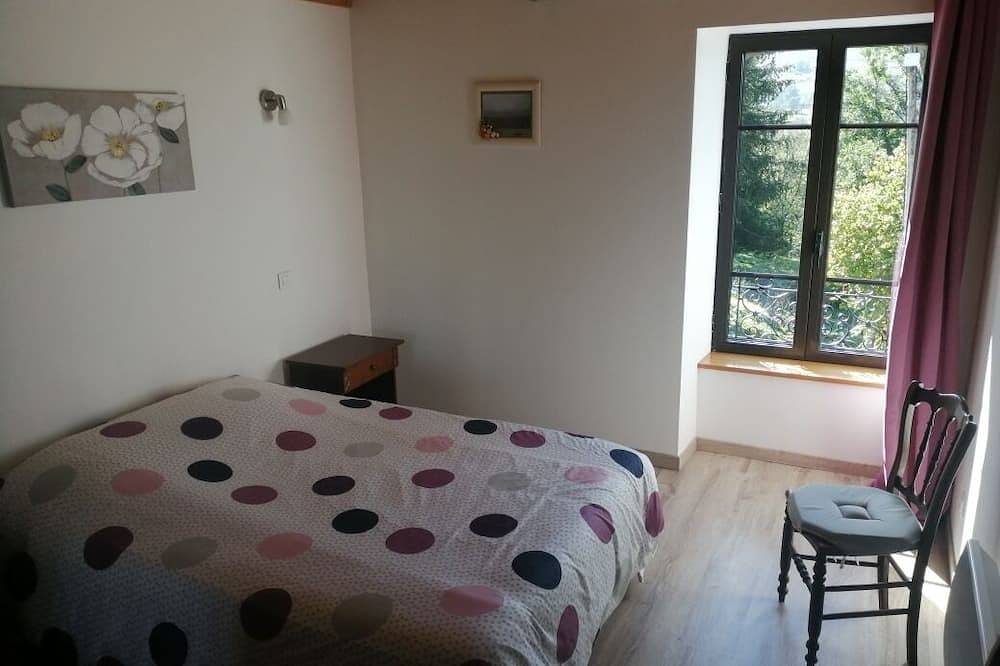 Gite sleeps 5, accessible from the side of the house. Free Wifi in Marcenat, Regionaler Naturpark Volcans d'Auvergne