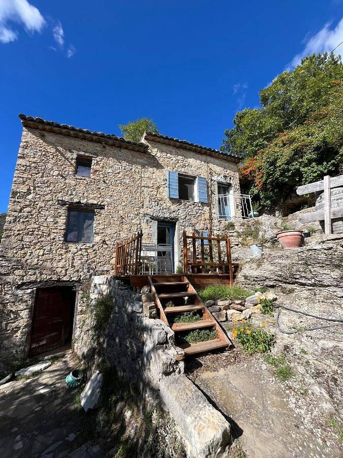 Gîte pour 2 personnes, avec jardin ainsi que vue et terrasse, animaux acceptés à Trigance - 4