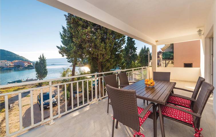 Ganze Ferienwohnung, Gemütliche 300 m zum Strand: Klimatisierte Wohnung mit Terrasse und Parkplatz in Blace, Dubrovnik-Neretva
