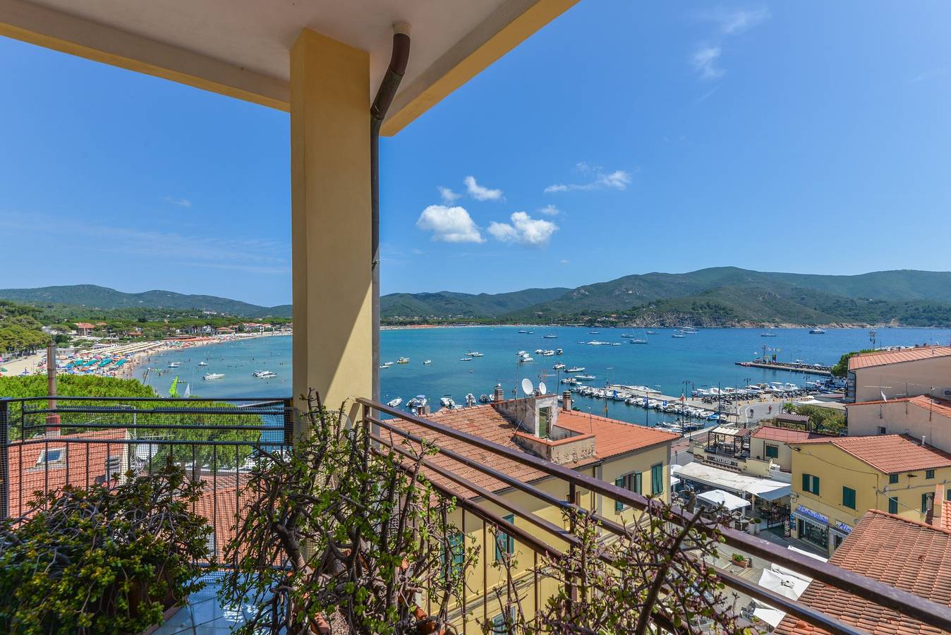 Ganze Wohnung, Ferienwohnung "Bellavista" mit Meerblick, Balkon und Klimaanlage in Spiaggia di Marina di Campo, Marina di Campo