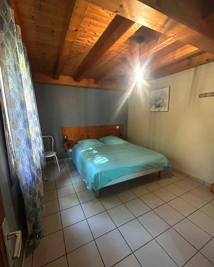 Location de vacances pour 6 personnes, avec vue ainsi que piscine et jardin à Sonnay - 3