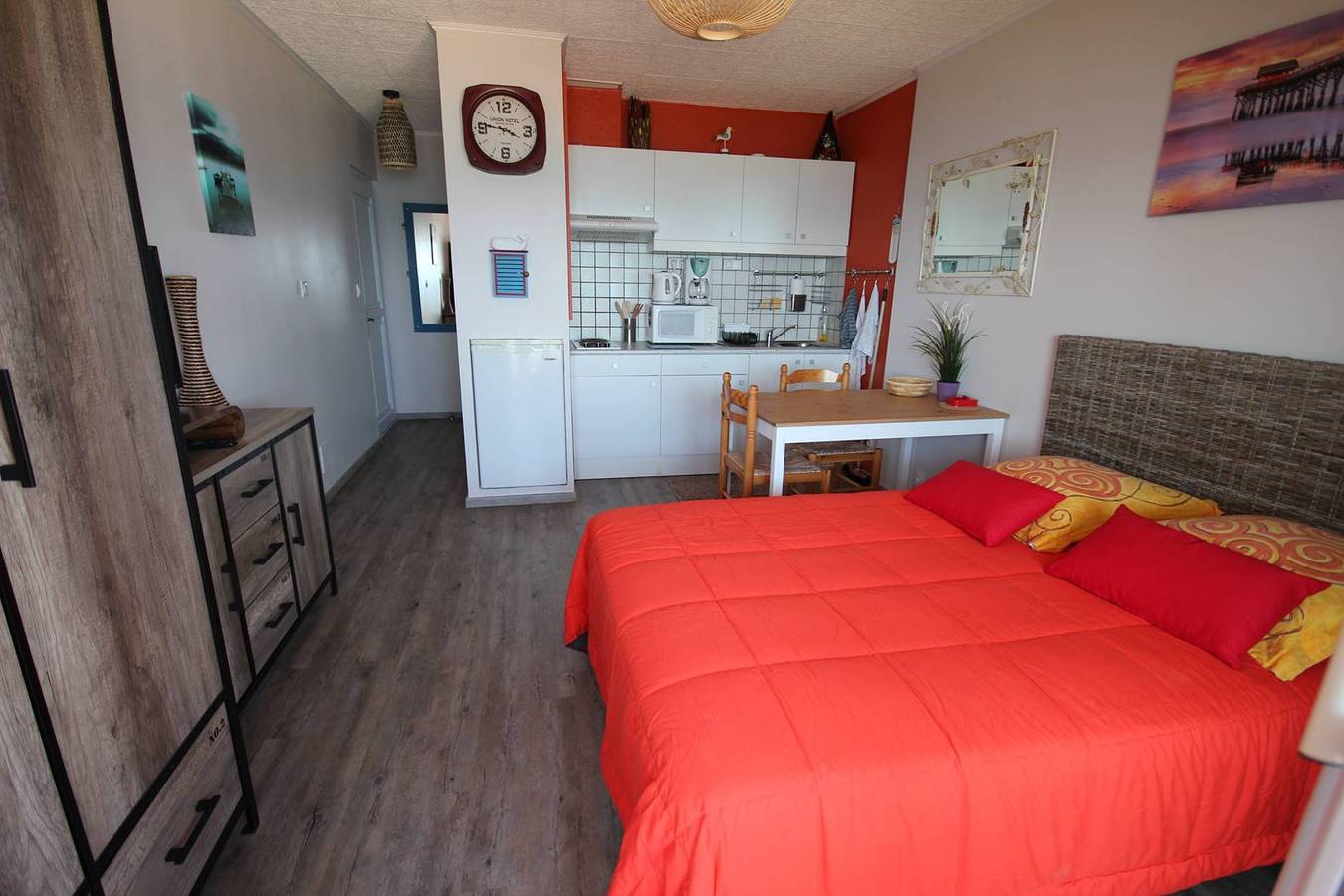 Entire studio, Lovely Flat for 2 Persons, Wifi , Airco, wonderfull view of the sea from the balcony, 20 m from the beach of Portiragnes in Portiragnes Plage, Portiragnes