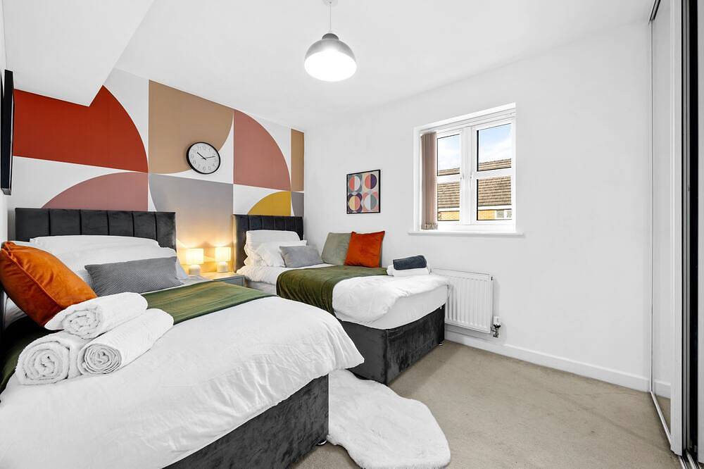 Modern 3 Bedroom House w/Parking, Garden, Wi-Fi Sleeps 7 in Manchester, Greater Manchester