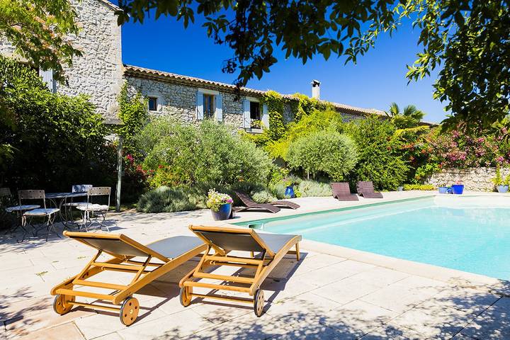 Gîte pour 12 personnes, avec piscine ainsi que jardin et balcon à Lussan - 4
