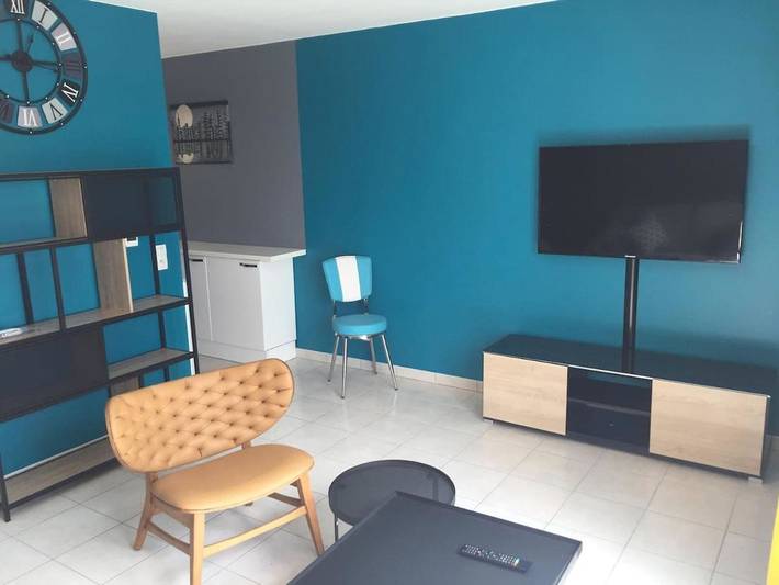 Location de vacances pour 2 personnes, avec Balcon et Terrasse ainsi que Jardin et Vue à Vaulx-en-Velin