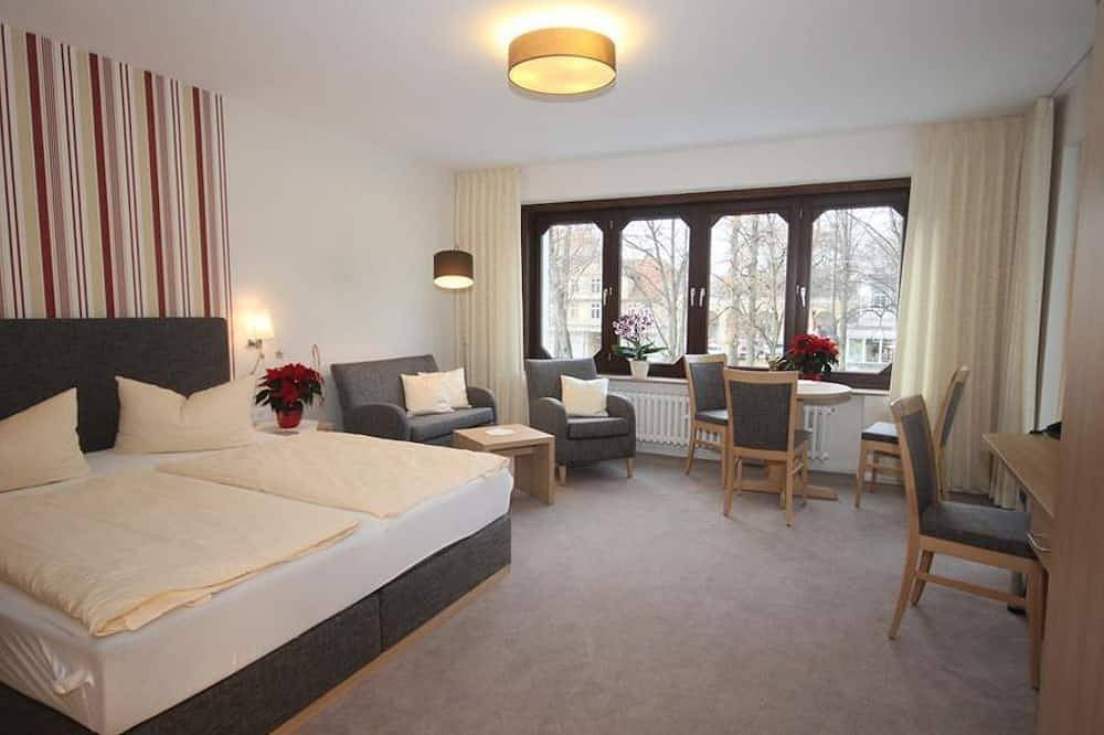 Entire apartment, Appartement mit Balkon, Dusche, Wc, Kat. 2/1 Raum - Ferienwohnungen Café Schneidewind Kirchstraße in Bad Pyrmont, Weser Hills