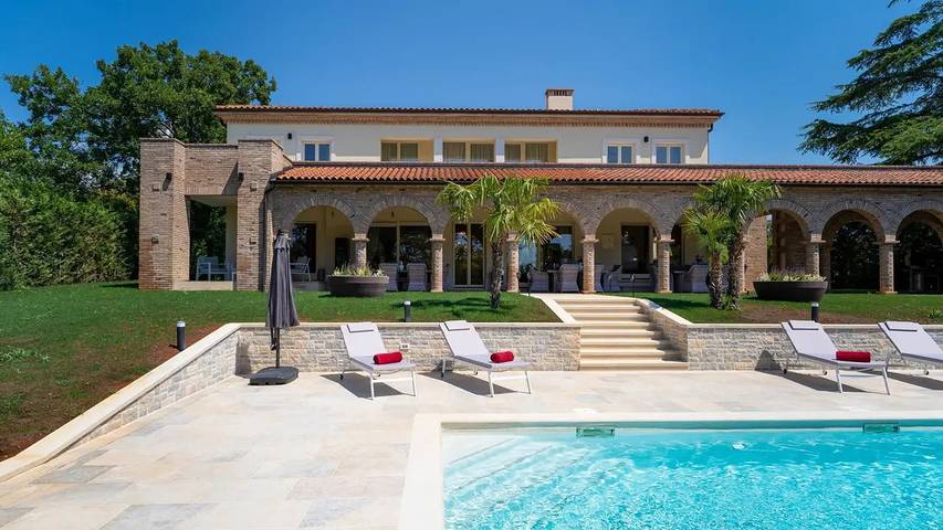 Villa for 10 people, with pool and balcony as well as garden in Poreč