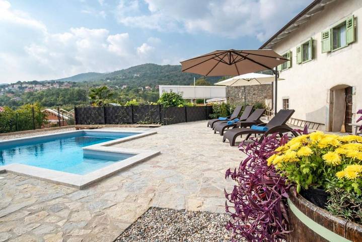 Villa für 3 Personen, mit Terrasse und Pool sowie Ausblick in Grad Opatija