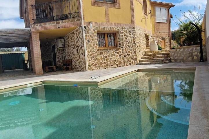 Casa rural para 14 personas, con terraza y jardín en Castilla-La Mancha