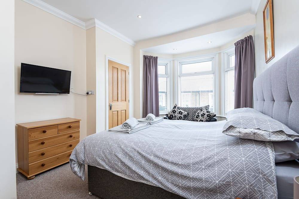 In the centre of Great Yarmouth with the beach and arcades a 3 minute walk away in Great Yarmouth, The Broads