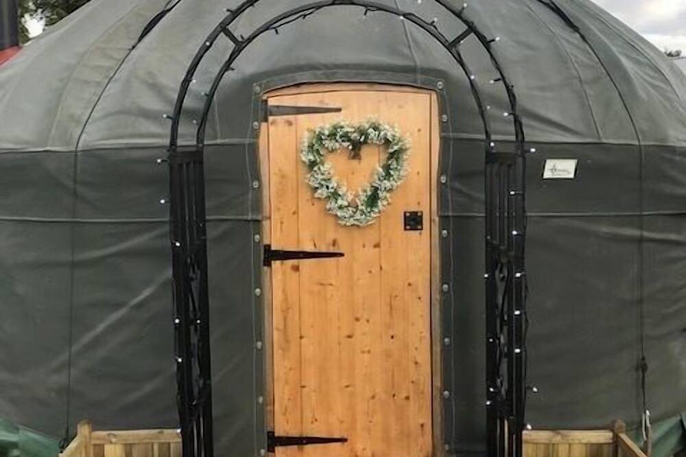 Yurt - Sleeps 2 - Garden - Parking in Wiltshire