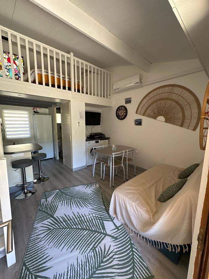 Location de vacances pour 4 personnes, avec terrasse ainsi que vue et piscine à Saint-Martin-de-Brômes