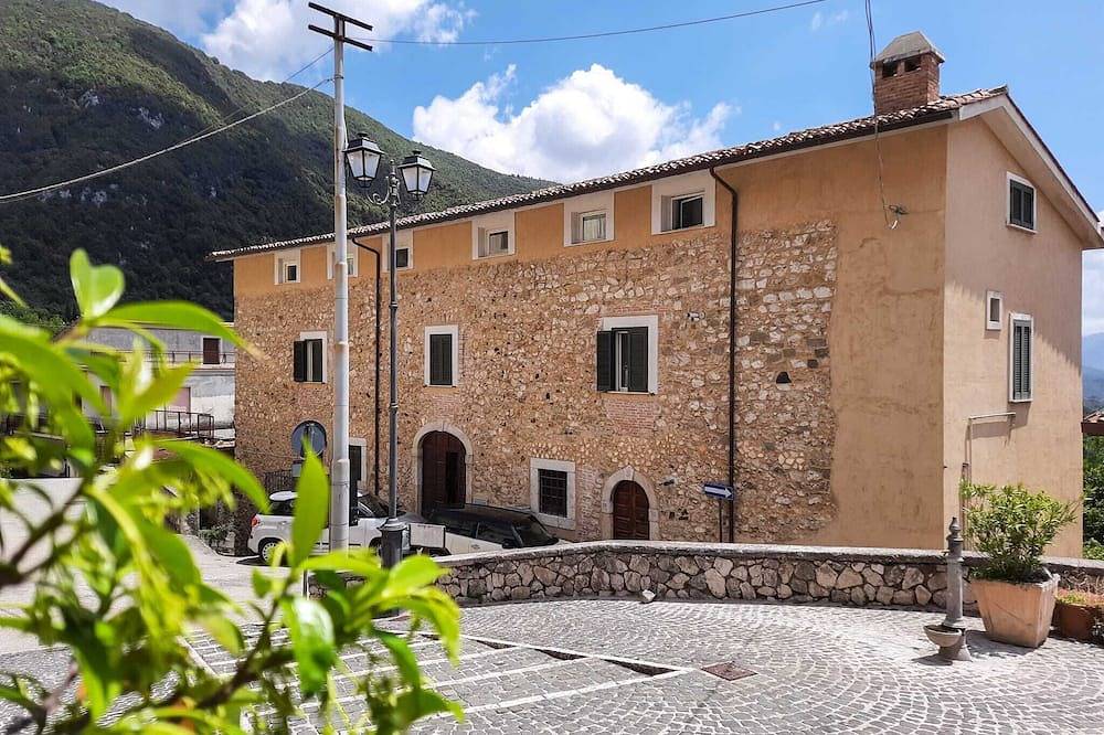 Villa Felici - Five Bedroom Villa, Sleeps 15 in Giuliano di Roma, Frosinone Provinz