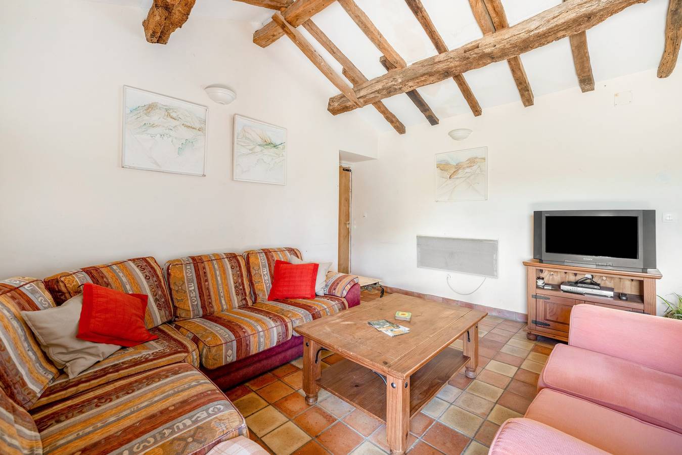 Gîte Des Martins-pêcheurs with Shared Pool, Private Terrace and Wi-Fi in Sanxay, Vienne