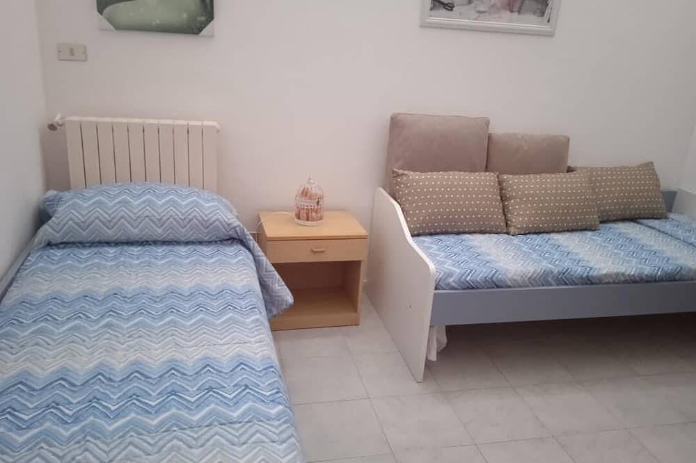 Entire apartment, City Center Apartment Ideal For Families Sleeps 4 With Full Kitchen in Rionero in Vulture, Vulture Area