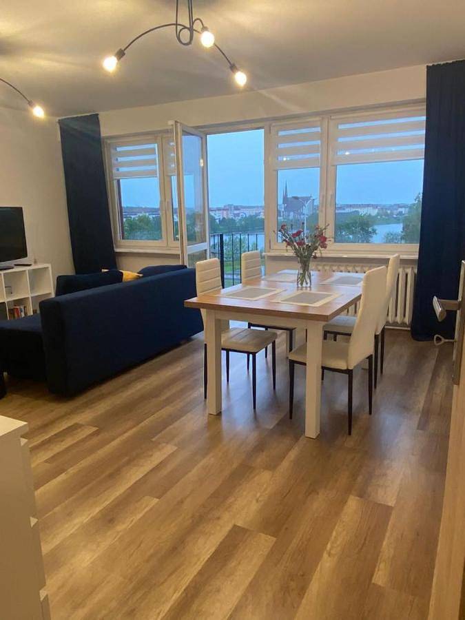 Apartament wakacyjny dla 4 osób, z balkon i widok na jezioro oraz widok w Elk