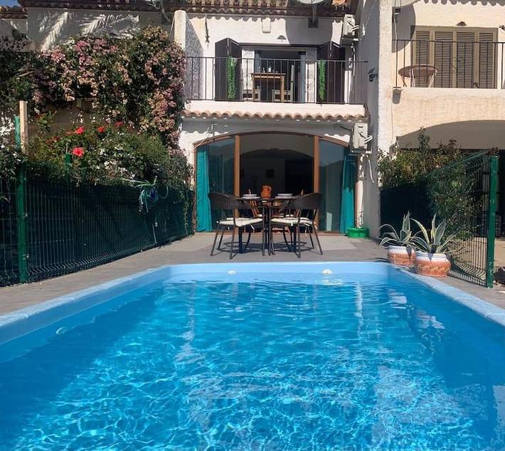 Ferienhaus für 4 Personen, mit Balkon und Terrasse sowie Garten und Pool
