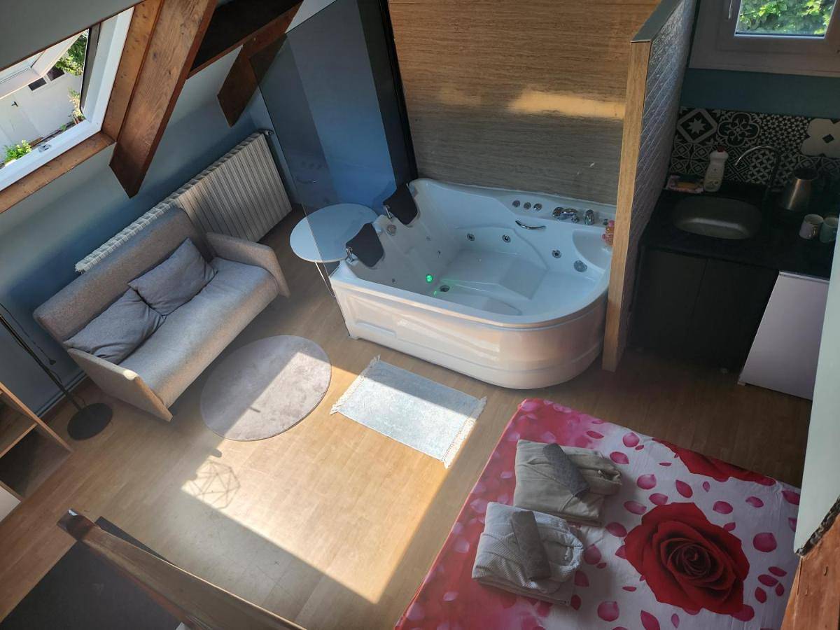 Appartement entier, Bleu studio jaccuzi appart in Sevran, Seine-Saint-Denis