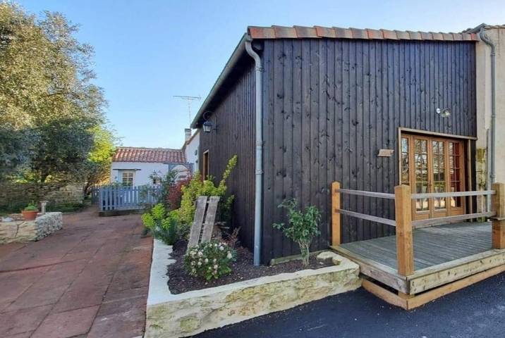 Location de vacances pour 4 personnes, avec piscine ainsi que vue et jardin, animaux acceptés à Marans - 2