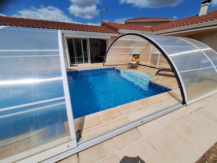 Location de vacances pour 4 personnes, avec jardin ainsi que piscine et terrasse à Cohade (Haute-Loire)