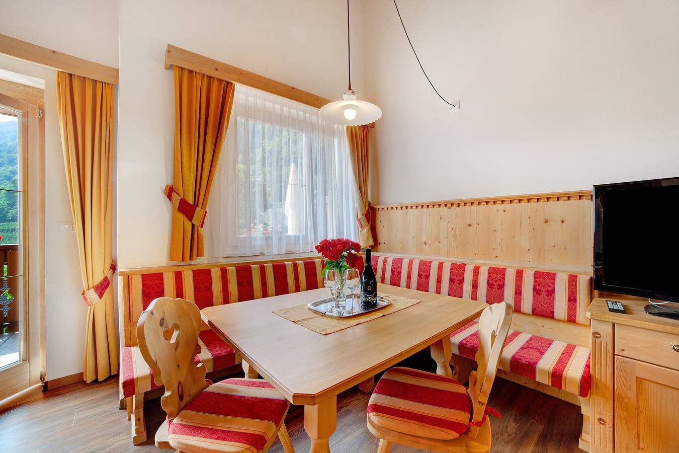 Geheel appartement, Appartement 'Obermoarhof Hirzer' met uitzicht op de bergen, gedeelde tuin en Wi-Fi in Algund, Ortler Alps