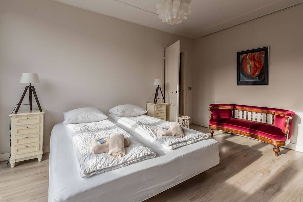 Spacious 4 bedroom Townhouse with garden - 12 Min. To City Centre in Zaandam, Costa Holandesa