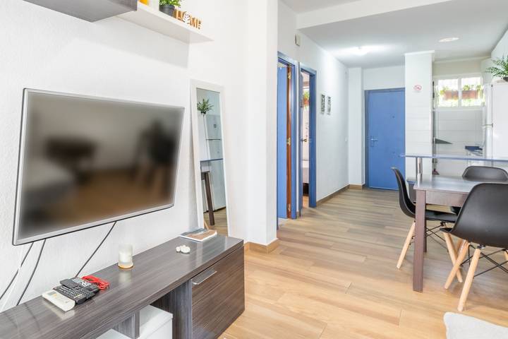 Entire apartment, Holiday Apartment 'Queen' close to the Beach with Shared Pool, Shared Terrace & Wi-Fi in Benidorm, Costa Blanca
