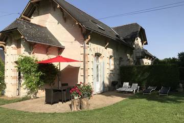 Gîte pour 5 personnes, avec jardin et jacuzzi à Jarzé