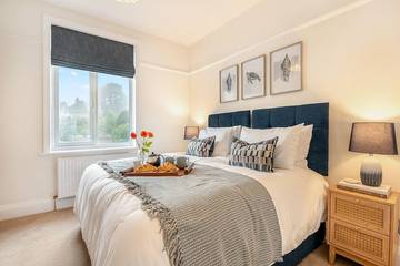 Log Cabin for 4 People in Poole, South West England, Photo 3