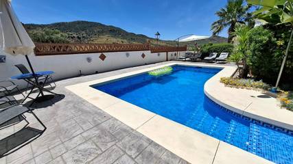 Casa rural para 5 personas, con jardín además de piscina y vistas en Periana