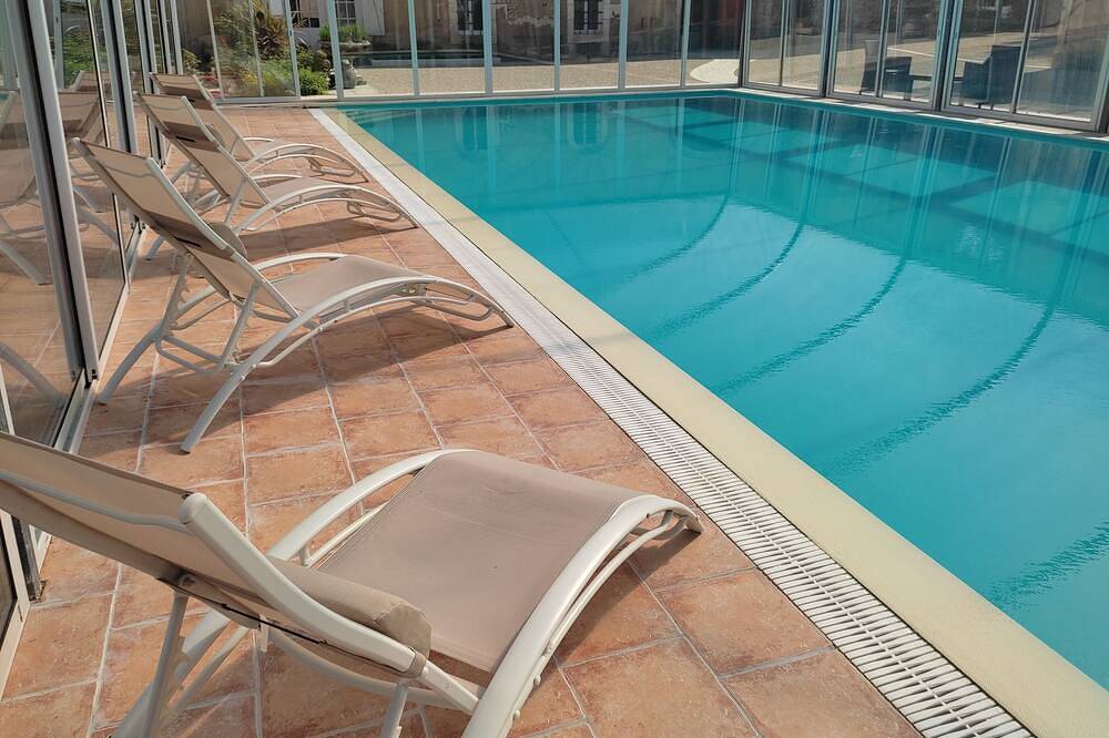 Grand gîte avec piscine couverte, chauffée, privée in Saint-Laurent-de-Belzagot, Charente