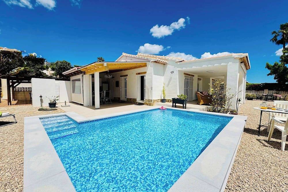 Attraktives Ferienhaus mit privatem Pool in ruhiger Sackgasse in Beniarbeig, Costa Blanca