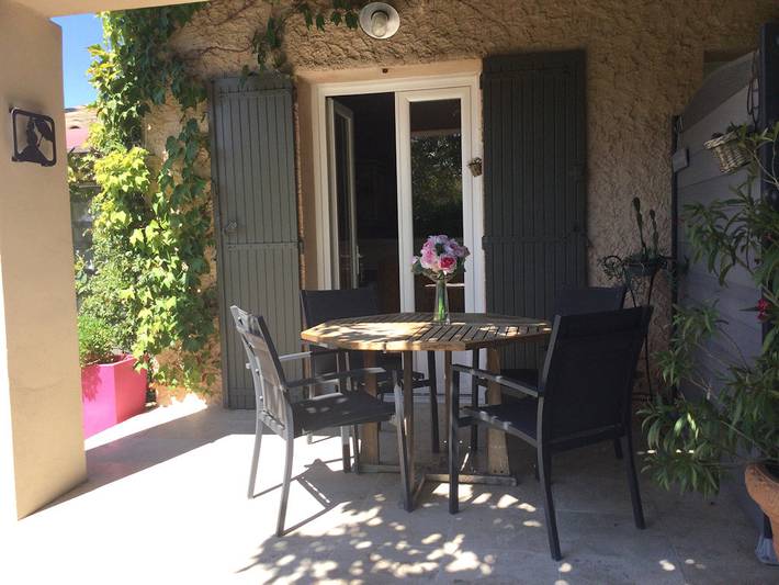 Gîte pour 3 personnes, avec terrasse ainsi que jardin et piscine dans le Vaucluse - 2