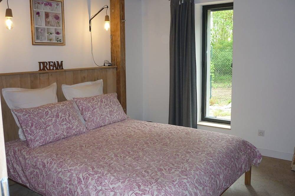 Entire apartment, Workshop n°2 for 6 with shared pool and sauna for lazy days in Semur-en-Auxois, Montbard region