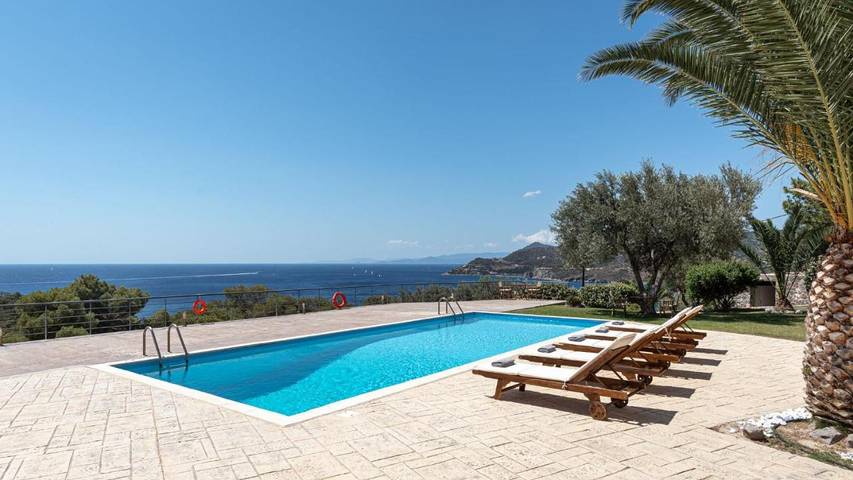 Villa for 16 people, with Balcony and Terrace as well as Garden and Pool in Aegina