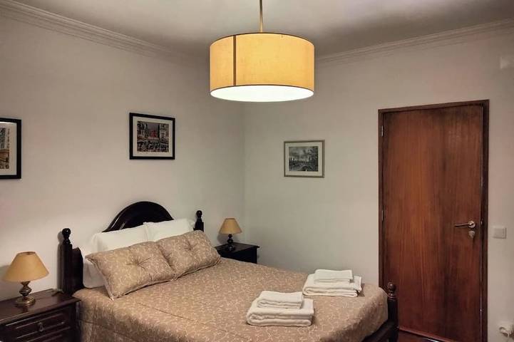 Accommodations located 1.5 km from downtown Santarém on a quiet street lined with single-family homes. in Santarém, Rio Tejo
