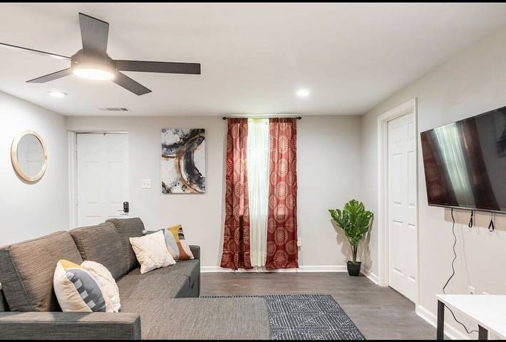 Vacation rental for 9 people, with yard in East Point