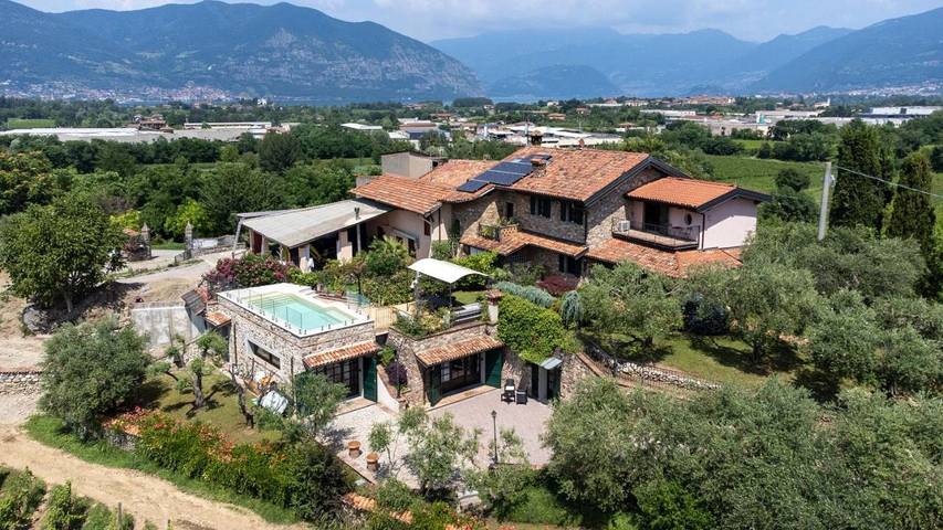 Villa für 13 Personen, mit Sauna und Pool sowie Whirlpool und Garten in Franciacorta