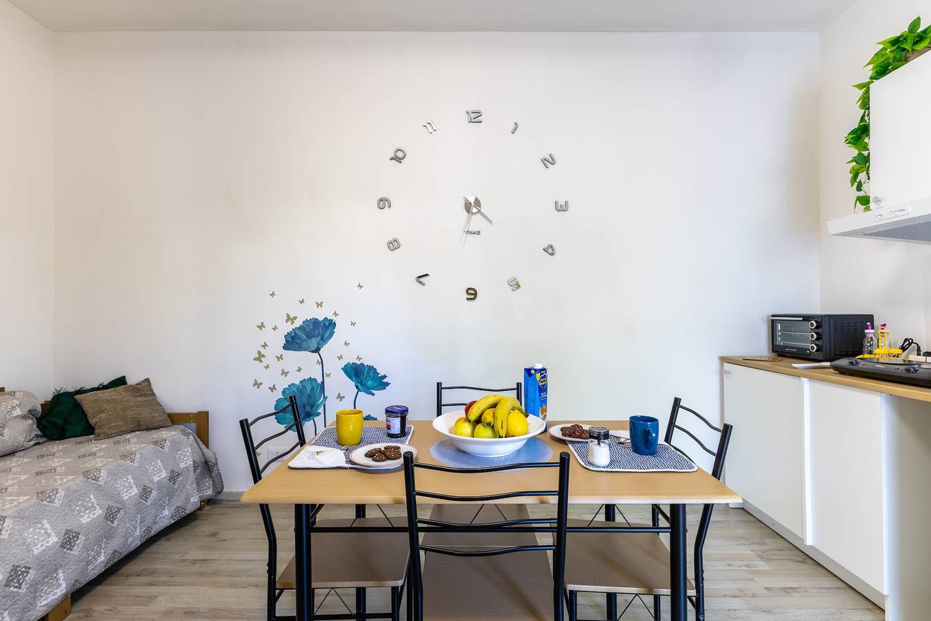 Entire apartment, Apartment 'Trilocale In Villa Con Piscina' with Mountain View, Shared Pool and Wi-Fi in Comiso, Ragusa Province