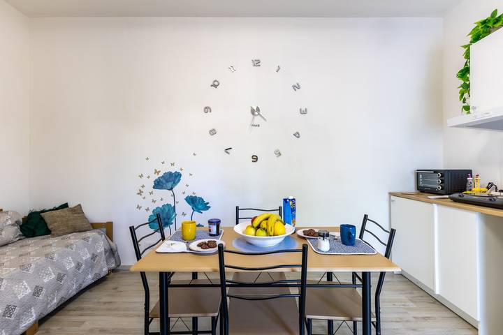 Entire apartment, Apartment 'Trilocale In Villa Con Piscina' with Mountain View, Shared Pool and Wi-Fi in Comiso, Ragusa Province