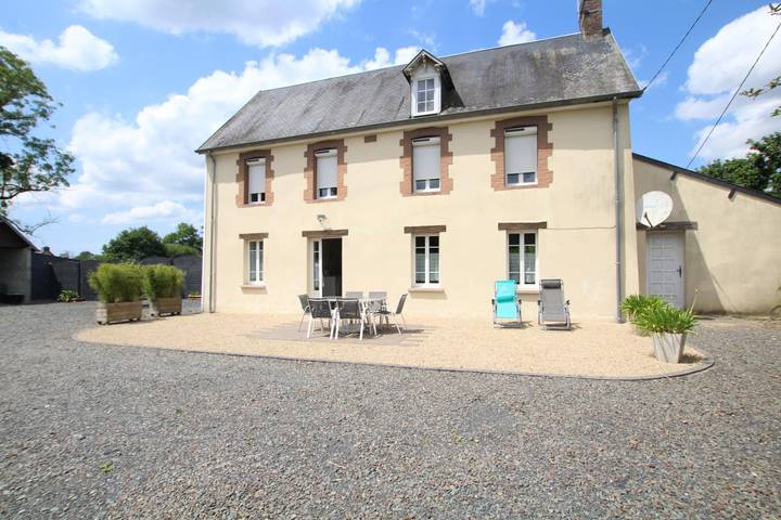 Gîte pour 6 personnes, avec jardin et terrasse à Saint-Martin-de-Cenilly