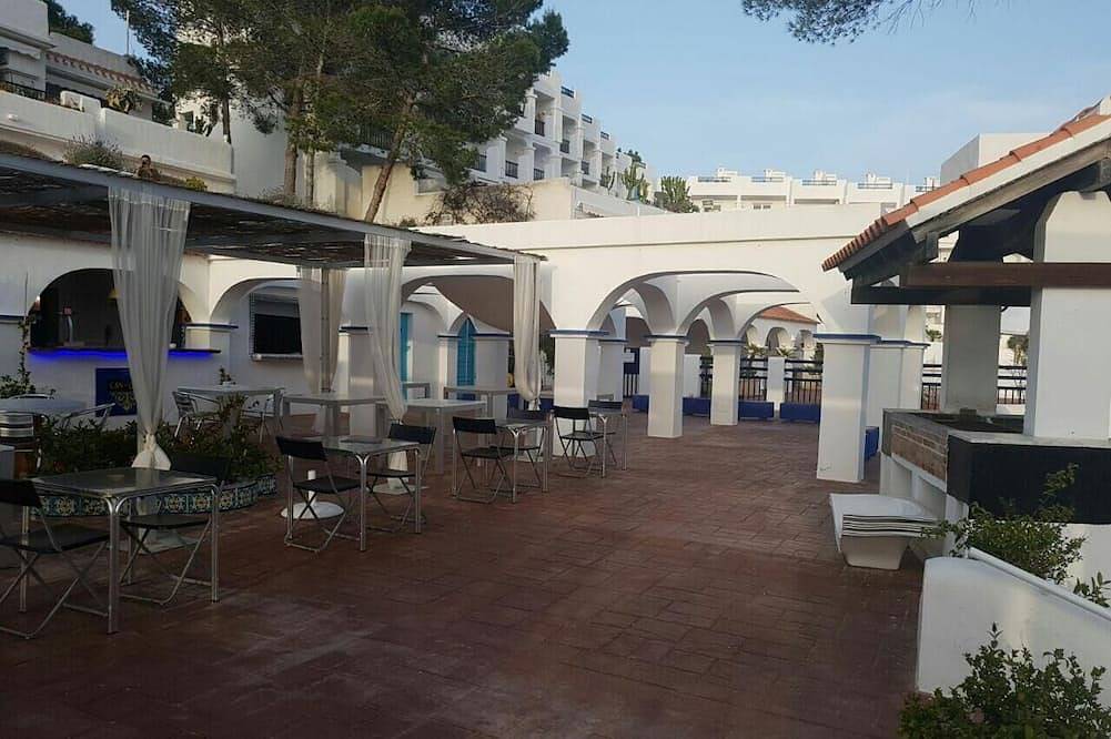 Apartamento entero, Bungalow unifamiliar de 60m2 y terraza de 20m, vistas al mar y piscinas in Cala Tarida, Sant Josep de sa Talaia