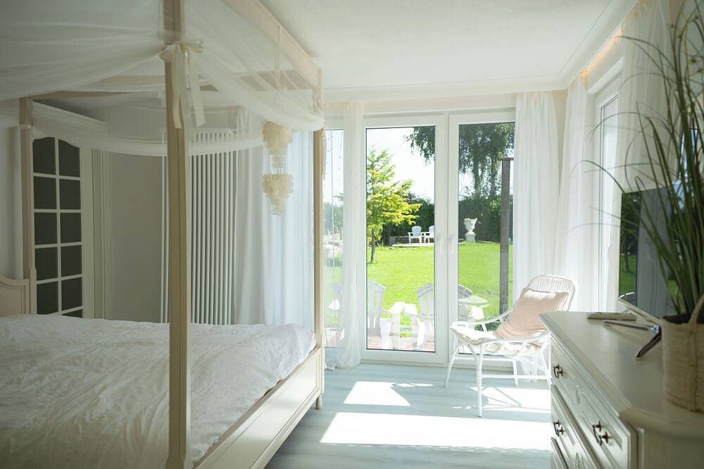 Ganze Wohnung, Stilvoll eingerichtete Ferienwohnung in Friederikensiel – die Ferienwohnung Meer Weiss bietet Ruhe, Charme und einen idyllischen Garten für erholsame Tage an der Nordsee. in Friederikensiel, Wangerland