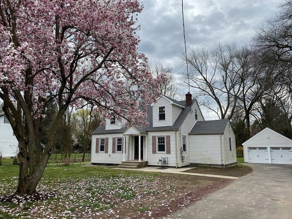 Bright 4Br House w/ Large Backyard and Sunroom in West Windsor Township, Mercer County