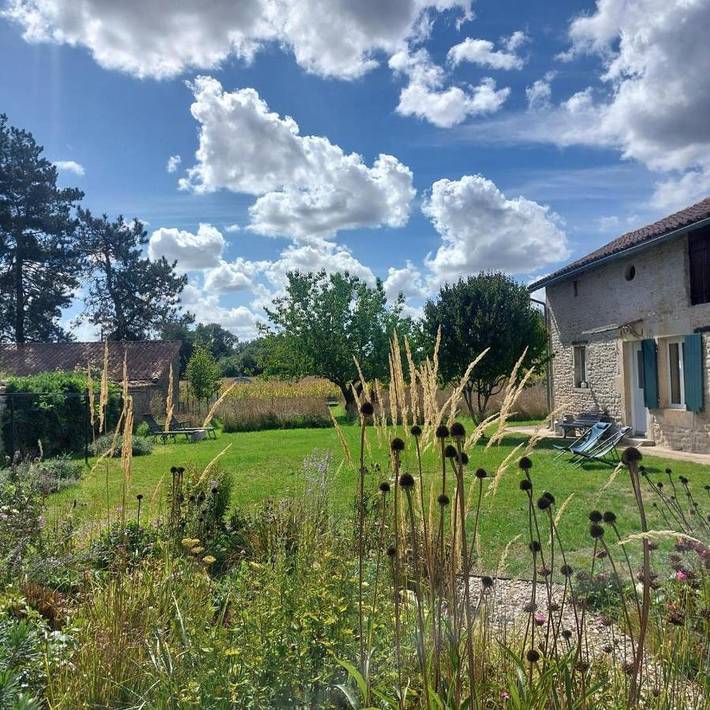 Location de vacances pour 4 personnes, avec jardin à Voulême