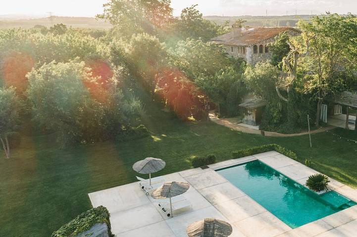 Gîte pour 28 personnes, avec terrasse ainsi que jacuzzi et jardin