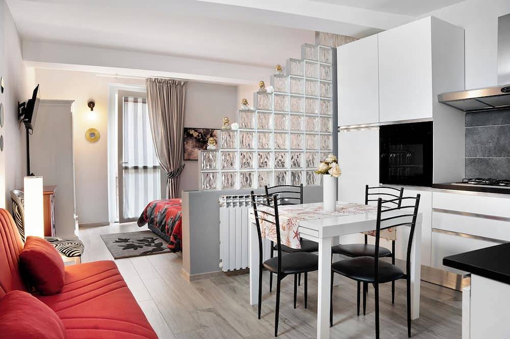 Entire apartment, Apartment 'Incantevole Loft Red Passion' with Balcony, Wi-Fi and Air Conditioning in Mondovì, Cuneo Province